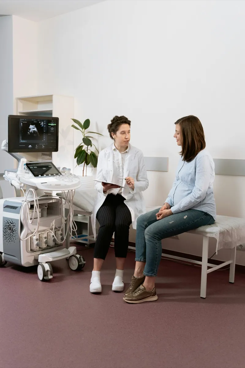 Modernes Behandlungszimmer mit Ultraschallgerät
