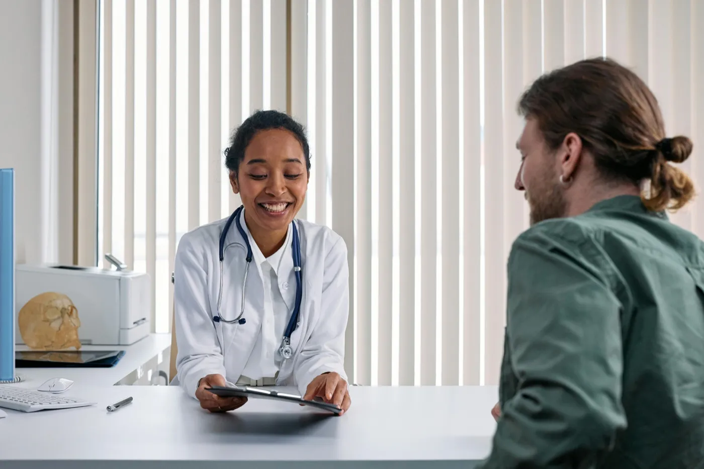 Ärztin im freundlichen Gespräch mit einem Patienten