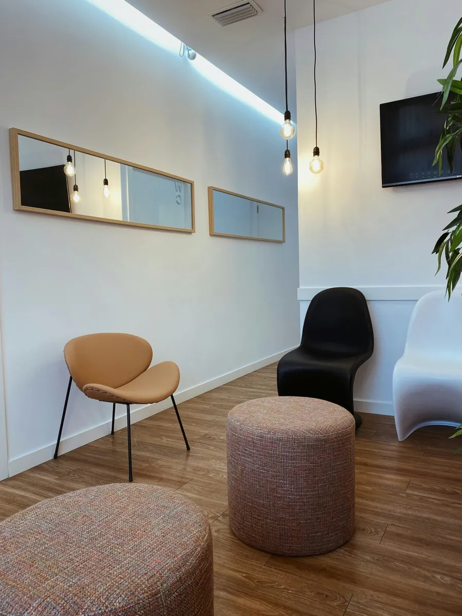 Helles, modernes Wartezimmer mit Designmöbeln